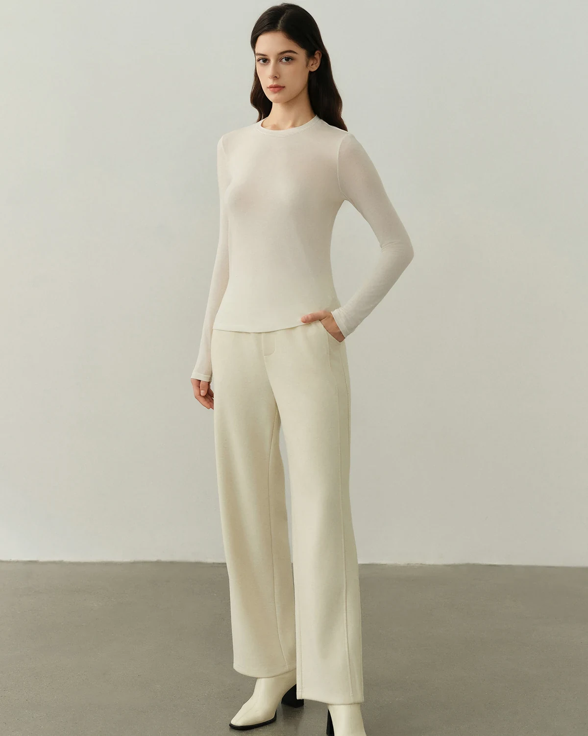 So addictive! Lightweight, high-stretch goat cashmere thermal base layer for women, with a round neck and slim fit that flatters the figure. Can be worn on its own or layered.