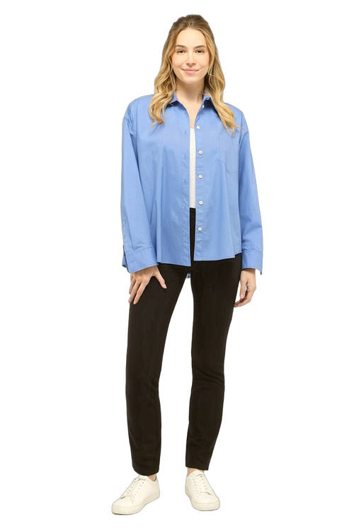 Slim Fit Hosen Damen aus Stretch-Stoff kombiniert mit Strickpullover und Loafern