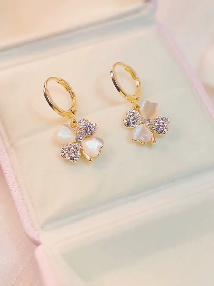 Early summer new lucky grass earrings micro-inlaid temperament four-leaf clover cute ear buckle lady temperament versatile silver needle earrings - Deanwangkt