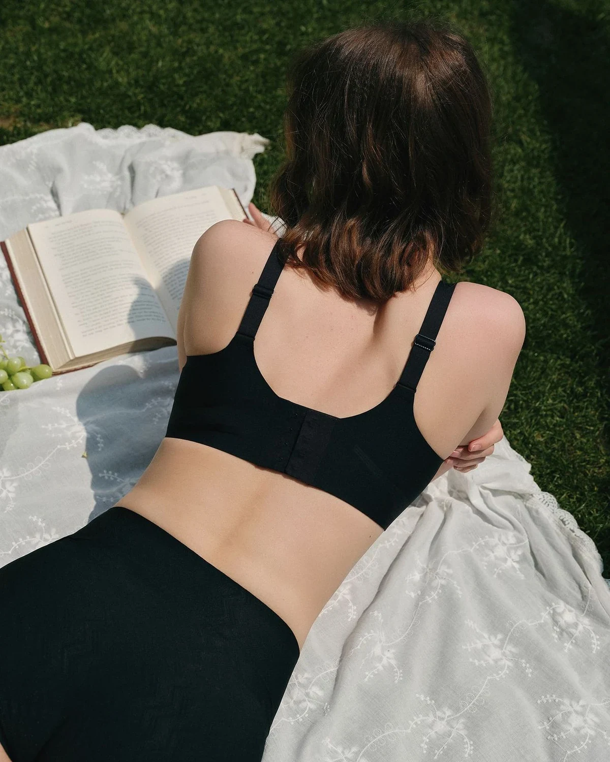 lightweight wire-free bra that minimizes larger busts, thin rabbit-ear cups, seamless liquid soft-support women's bra