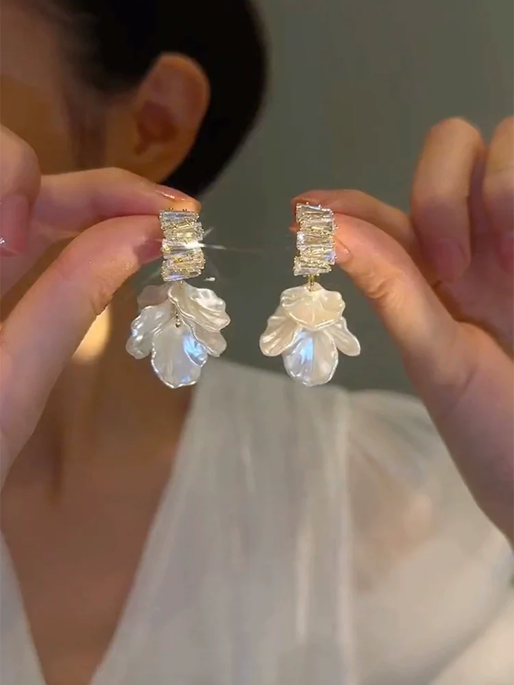 Light luxury high-end shell flower earrings niche design earrings women's flash diamond silver needle earrings new popular earrings - Deanwangkt