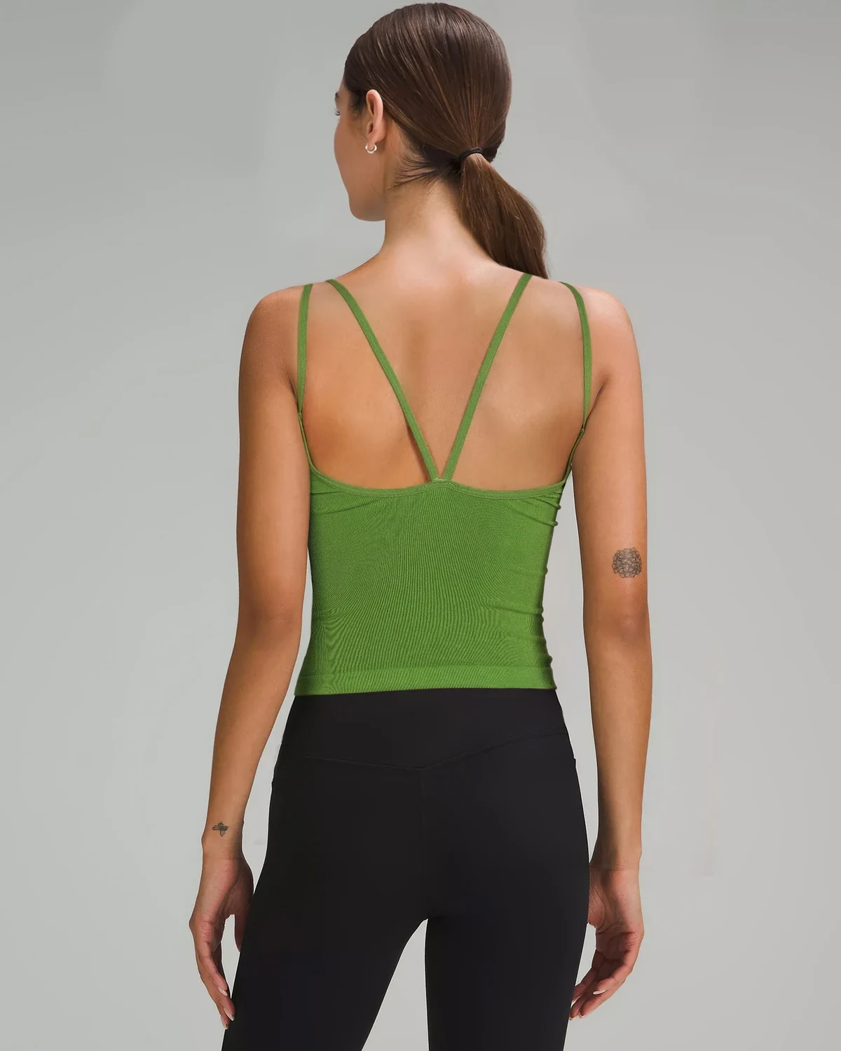 Women's seamless double-strap sports tank top with four-way stretch, integrated bra cups, no bra needed, suitable for outerwear or layering, with a U-back camisole design