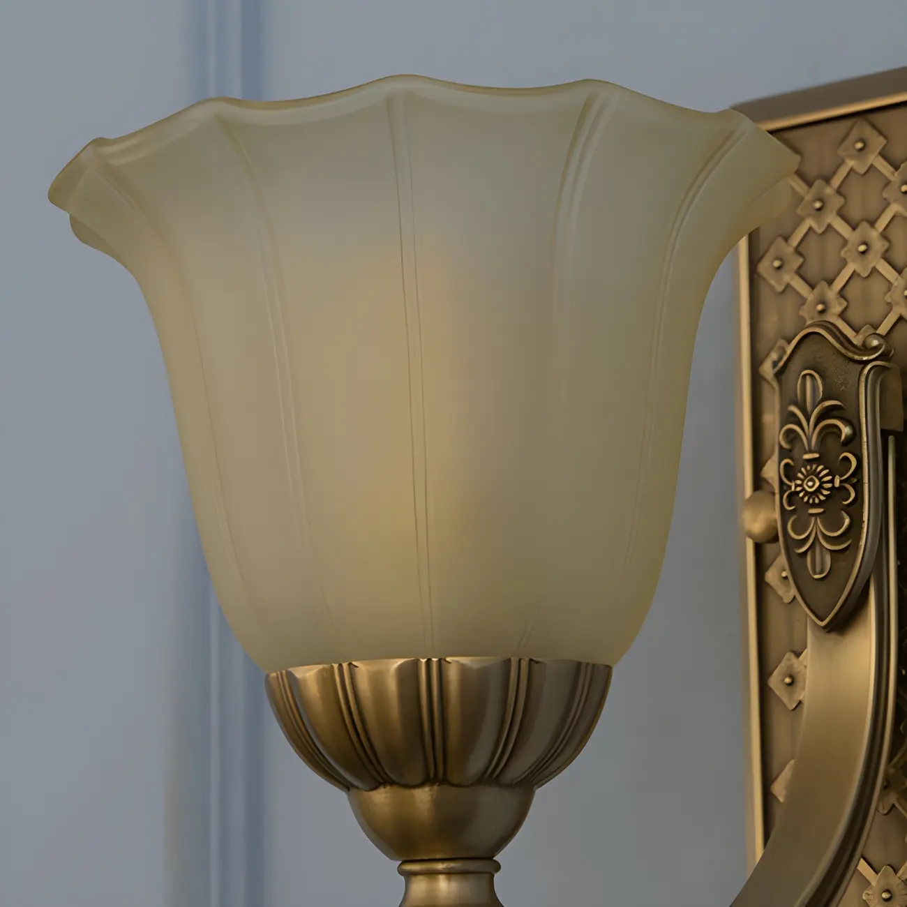 Retro Gold Frame Wall Sconce Lamp with Crystal Pendant