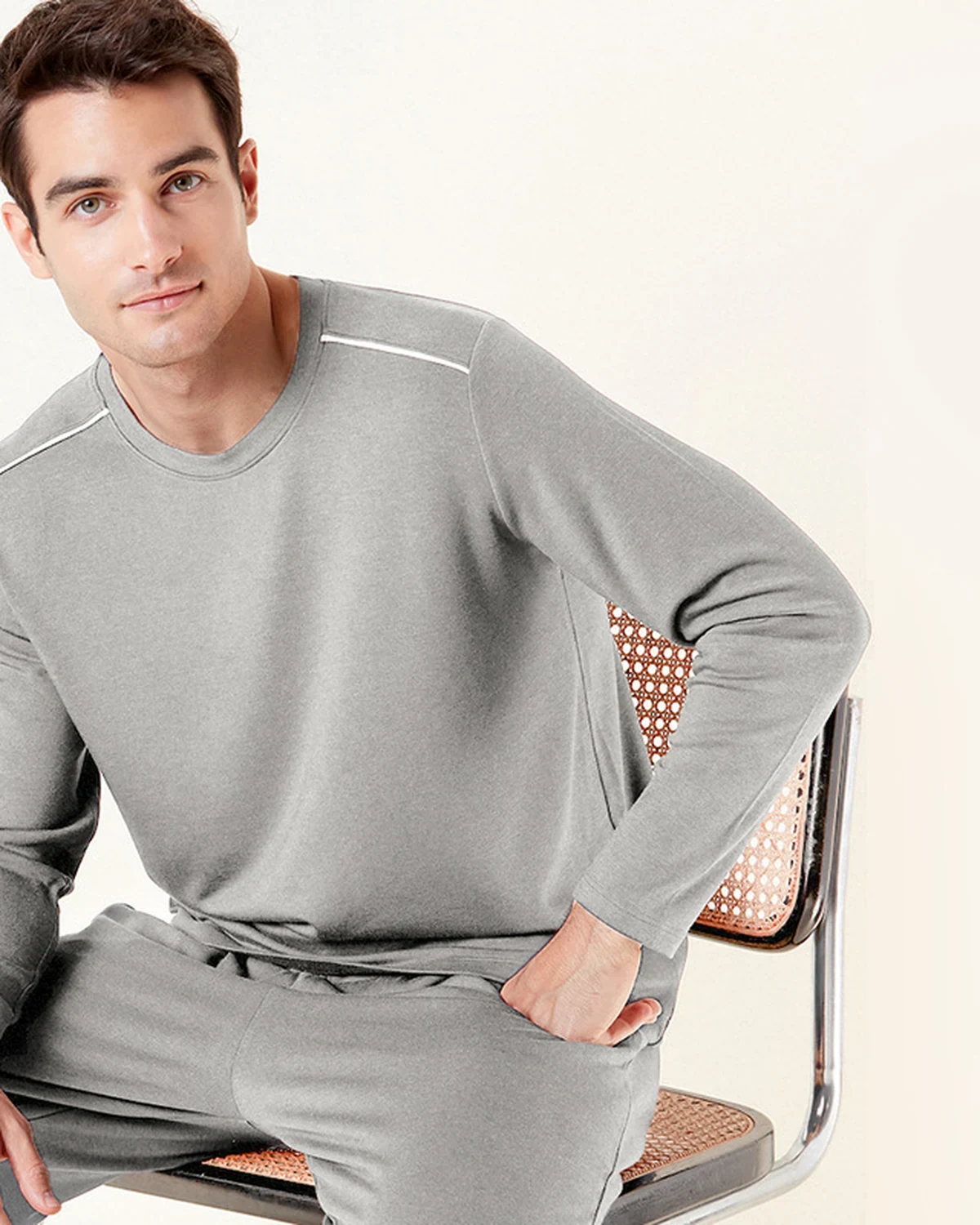 Simple round-neck gentleman homewear long-sleeve long-pants set, loose casual men's pajamas for layering or wearing on its own