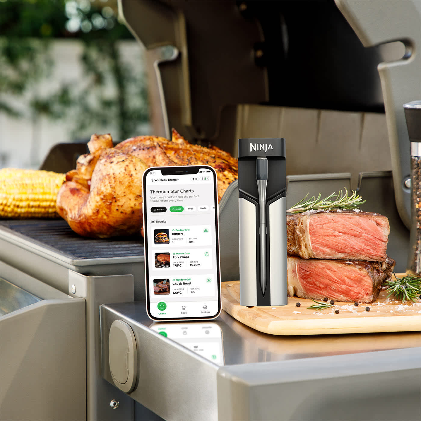 Ninja ProChef Thermometer auf Küchenzeile, Smartphone-App zeigt Temperaturdaten. Ninja ProChef Thermometer auf Küchenzeile, Smartphone-App zeigt Temperaturdaten.