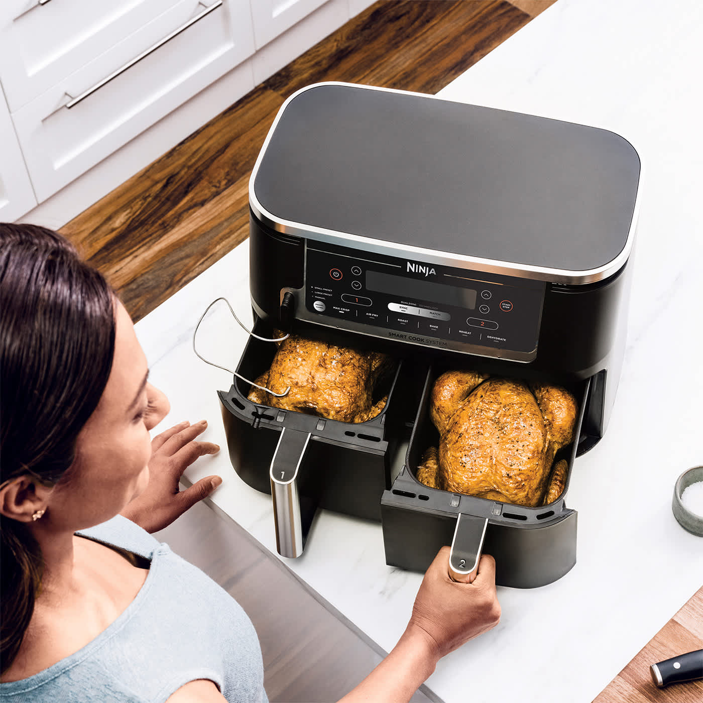Gebratenes Hähnchen in der Ninja Air Fryer Schublade. Gebratenes Hähnchen in der Ninja Air Fryer Schublade.