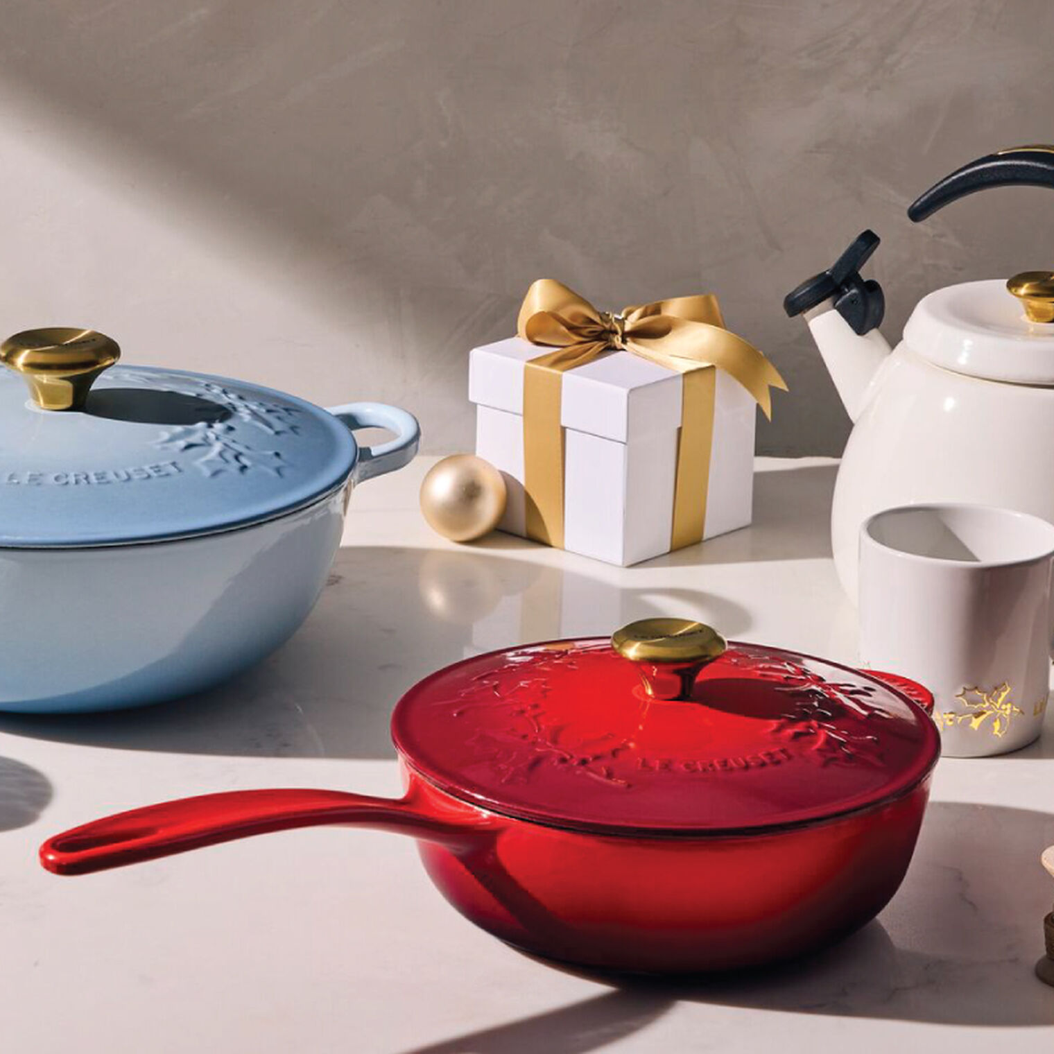 Holly Collection Traditional Round Saucier