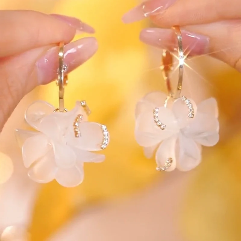 Temperament super fairy white flower earrings women's fashion personality niche design earrings sweet versatile silver needle earrings - Deanwangkt