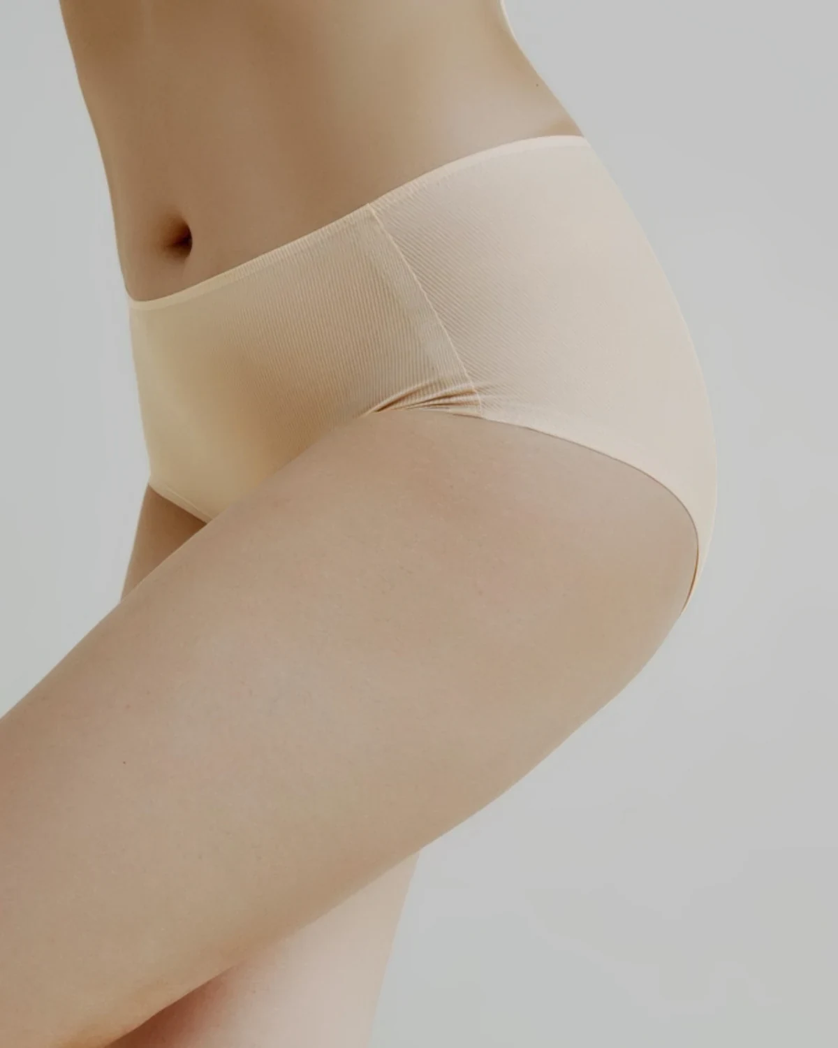 Lightweight cooling silk full-coverage women's briefs, peach-butt silk-blend crotch no-show panties