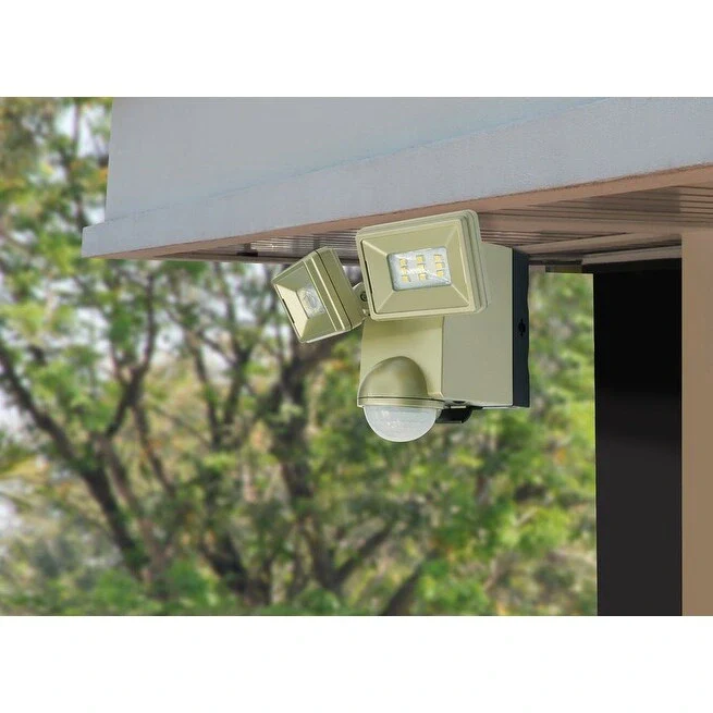 IQ America 700 Lumen Battery Operated LED Motion Security Flood Light w L-Bracket Mount