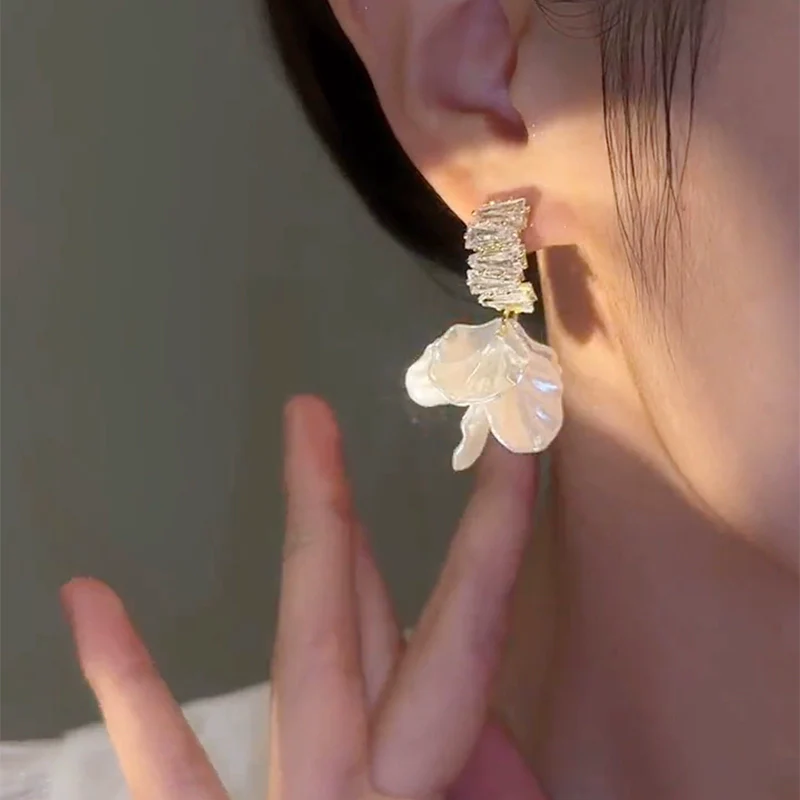 Light luxury high-end shell flower earrings niche design earrings women's flash diamond silver needle earrings new popular earrings - Deanwangkt
