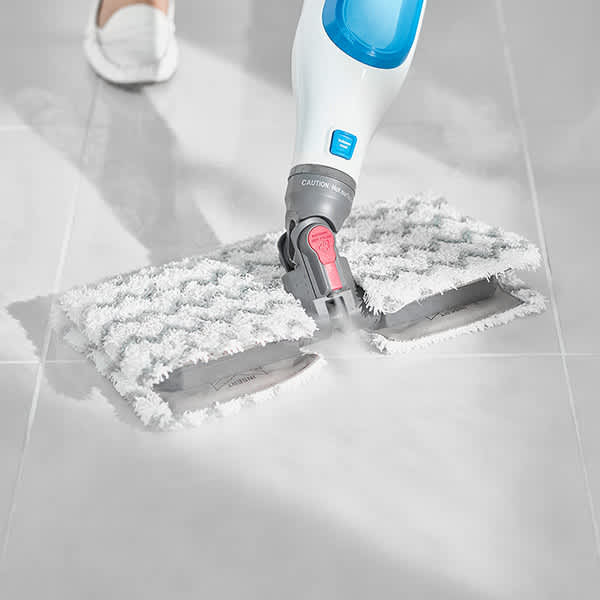 ahaufnahme des Kopfes des Klik n' Flip S6001EU Dampfreinigers mit sichtbarem Dampf, manueller Dampfreiniger ahaufnahme des Kopfes des Klik n' Flip S6001EU Dampfreinigers mit sichtbarem Dampf, manueller Dampfreiniger