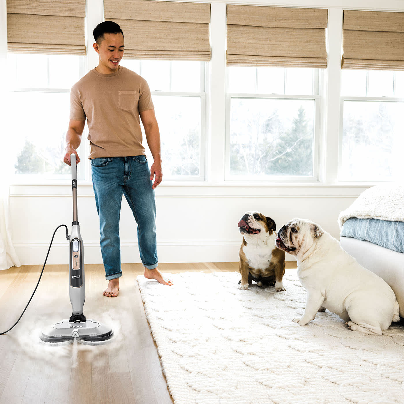 Eine Person dampfreinigt das Schlafzimmer mit dem Shark Steam & Scrub mit Steam Eine Person dampfreinigt das Schlafzimmer mit dem Shark Steam & Scrub mit Steam