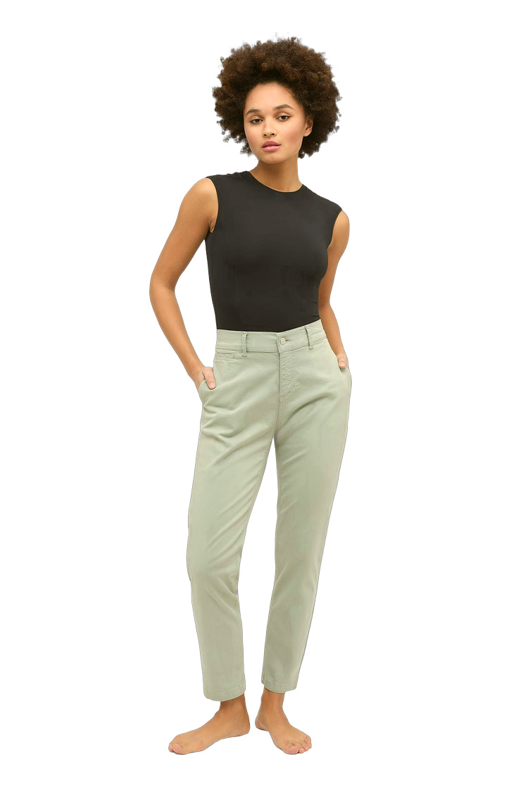 Chino Hose mit 3% Elasthan und 97% Baumwolle – Rückansicht