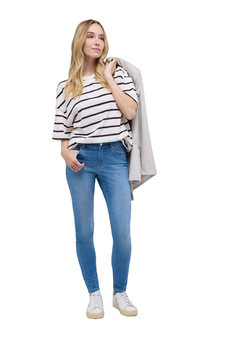 Dame in Slim-Fit-Hose aus leichtem Material – Seitenansicht