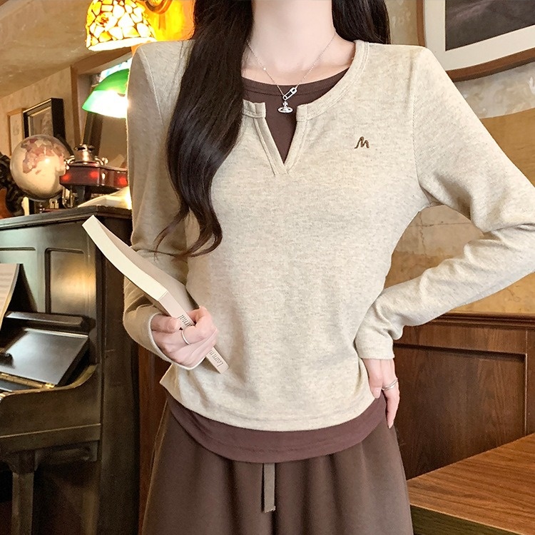 Women’s Embroidered Contrast Color Half-Zip Slim Fit Cropped Long Sleeve Top