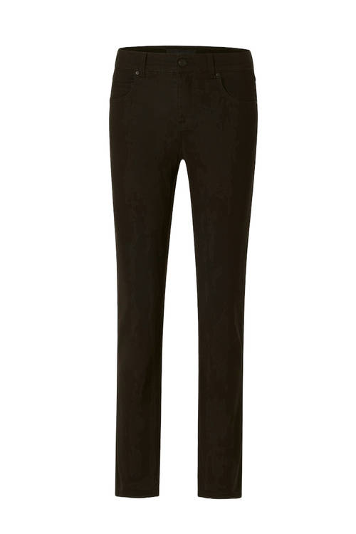 Vergleich von Slim Fit und Straight Fit Damenhosen mit unterschiedlichem Beinverlauf