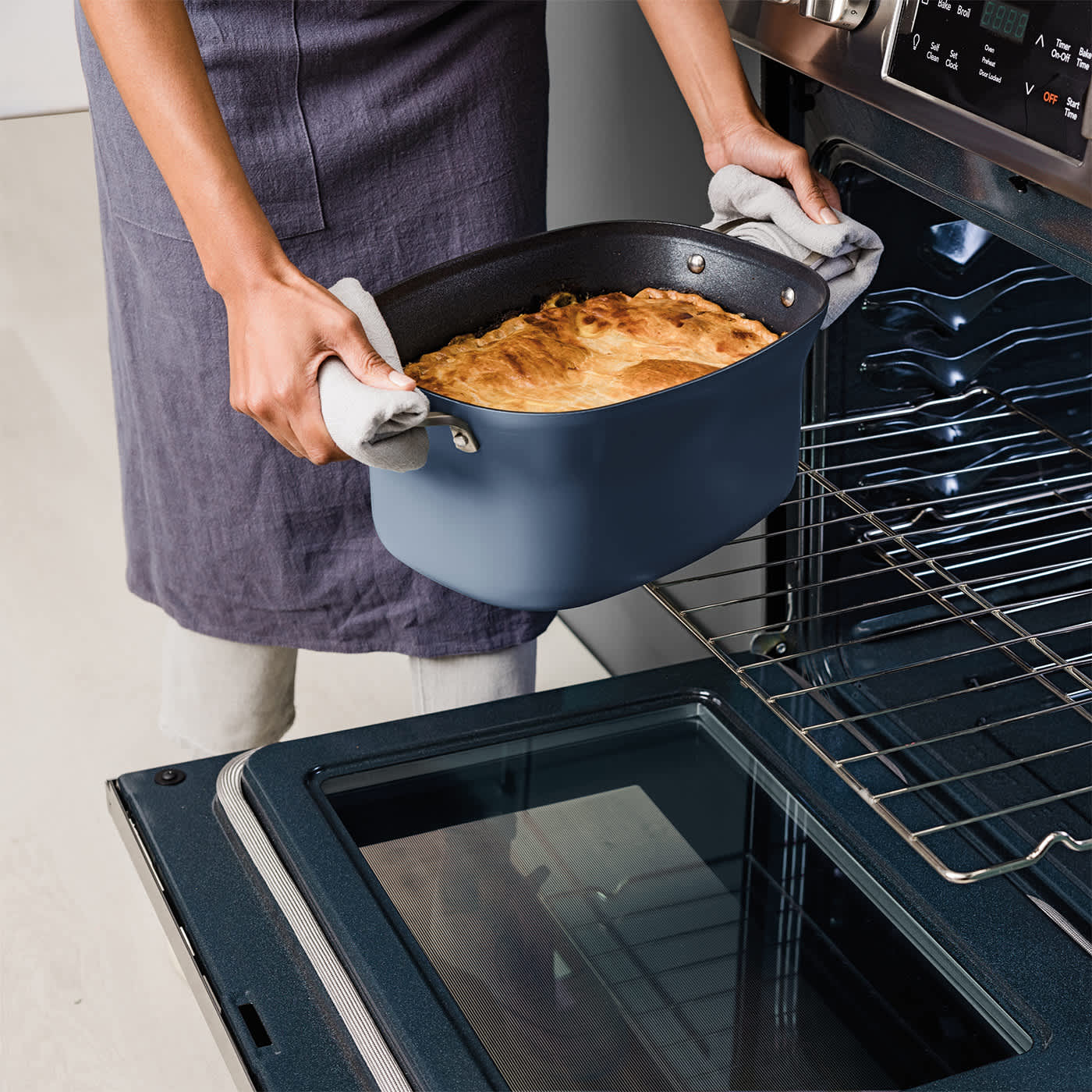 er herausnehmbare Kochtopf des PossibleCooker wird zum Überbacken von Aufläufen sicher in den bis zu 240 °C heißen Backofen geschoben. er herausnehmbare Kochtopf des PossibleCooker wird zum Überbacken von Aufläufen sicher in den bis zu 240 °C heißen Backofen geschoben.