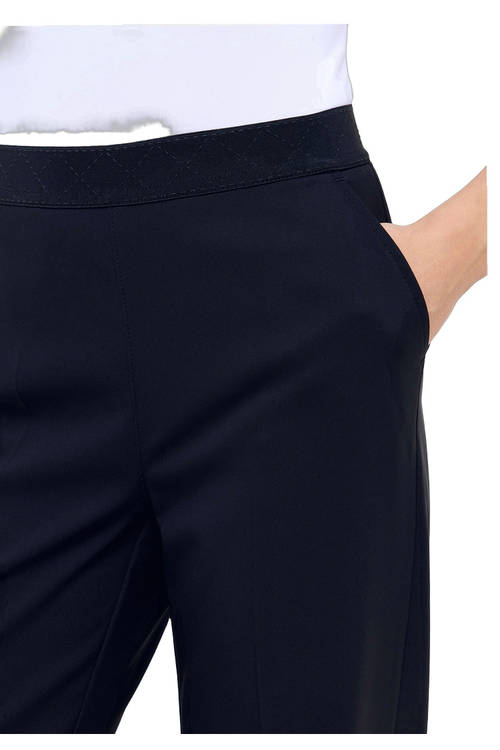 Hose mit Hosentaschen und Relaxed Fit – Modellaufnahme