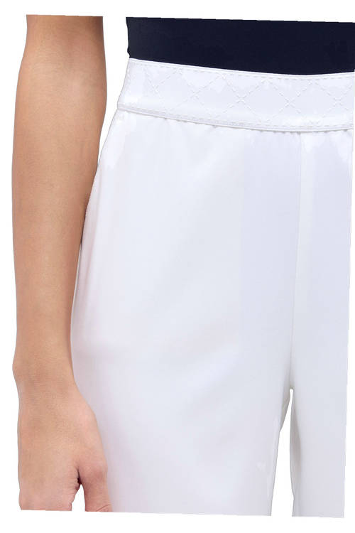 Leichte Hose mit Relaxed Fit – Modellaufnahme