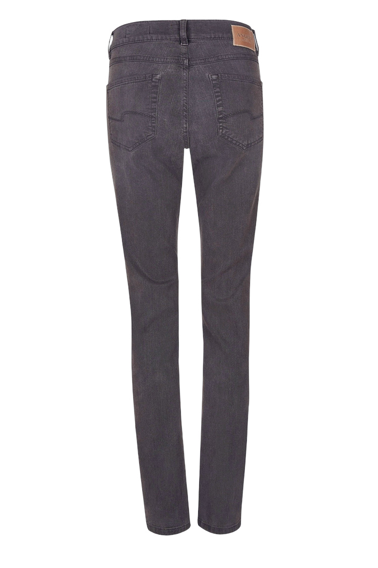 Detail der Naht einer leichten Hose mit Lyocell-Anteil