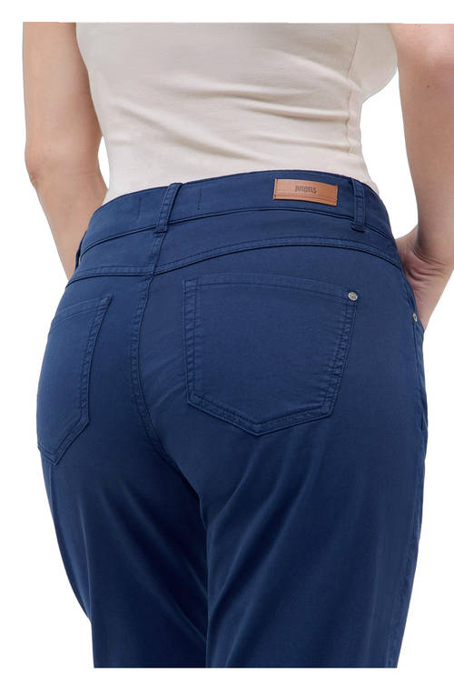 Detail des Reißverschlusses einer Straight-Fit-Stoffhose