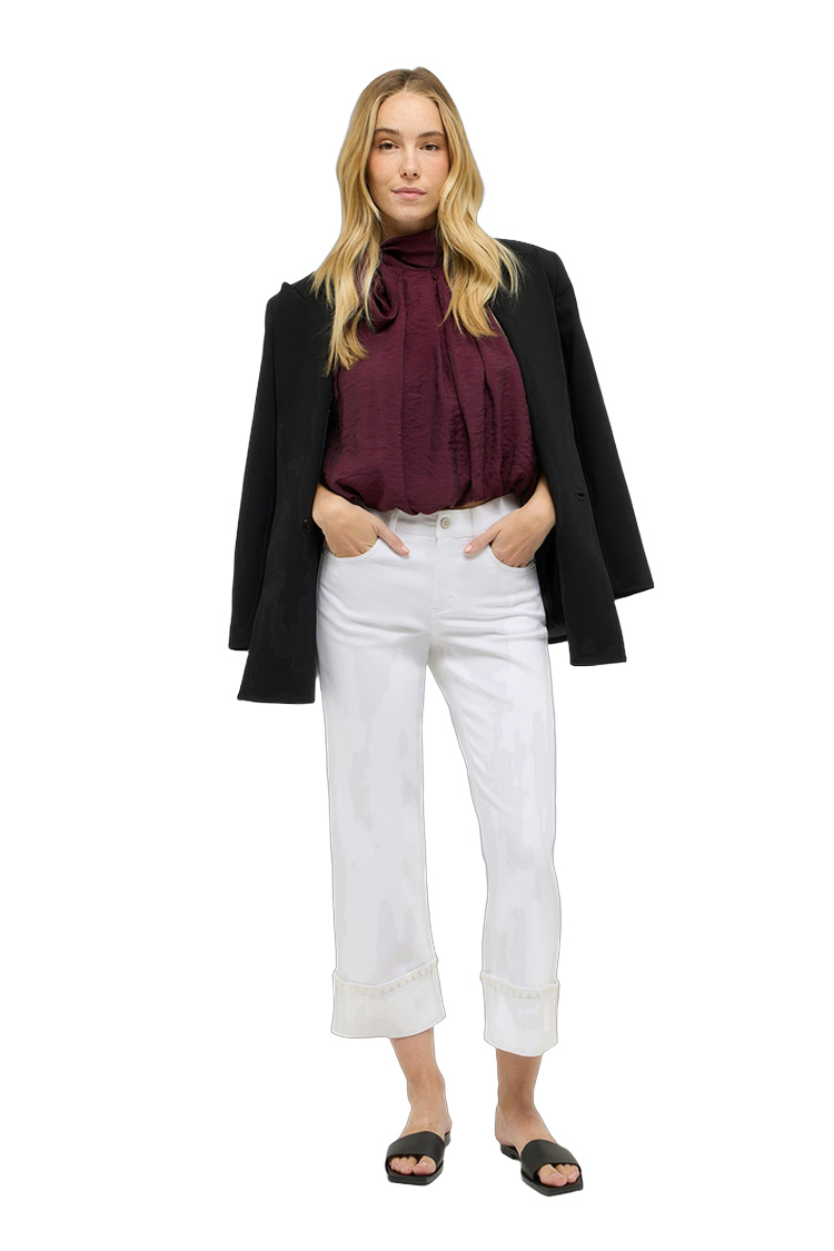 Rückansicht einer Hose mit soften haptik auf weißem Hintergrund