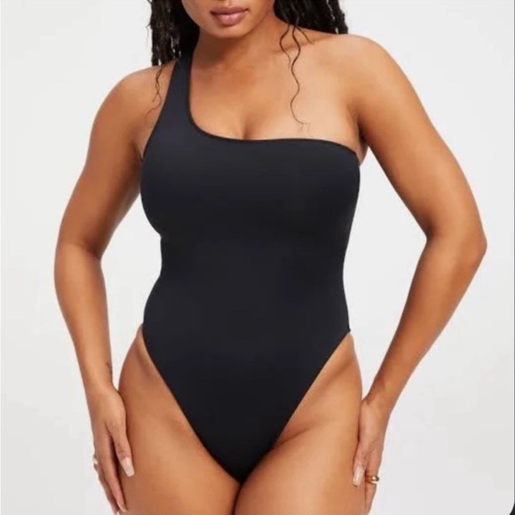 Good American Good Compression Hot Shoulder One-Piece Swimsuit In Black