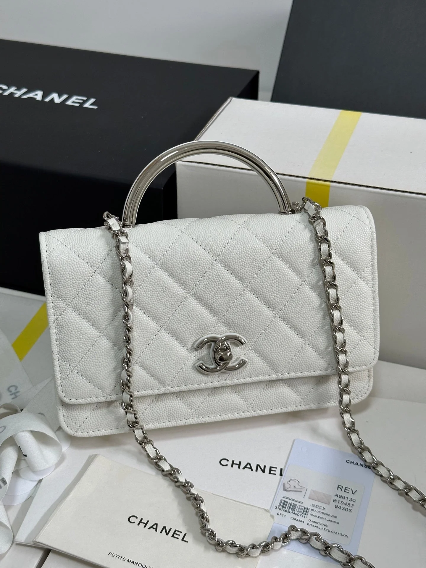 CHANEL 25P Wallet Woc Handle 19cm White Leather Silver Hardware 243451