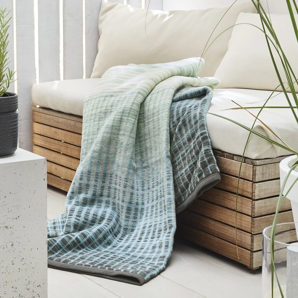 IBENA Contemporary Style Sea Foam Green Throw Blanket 'Emmen'