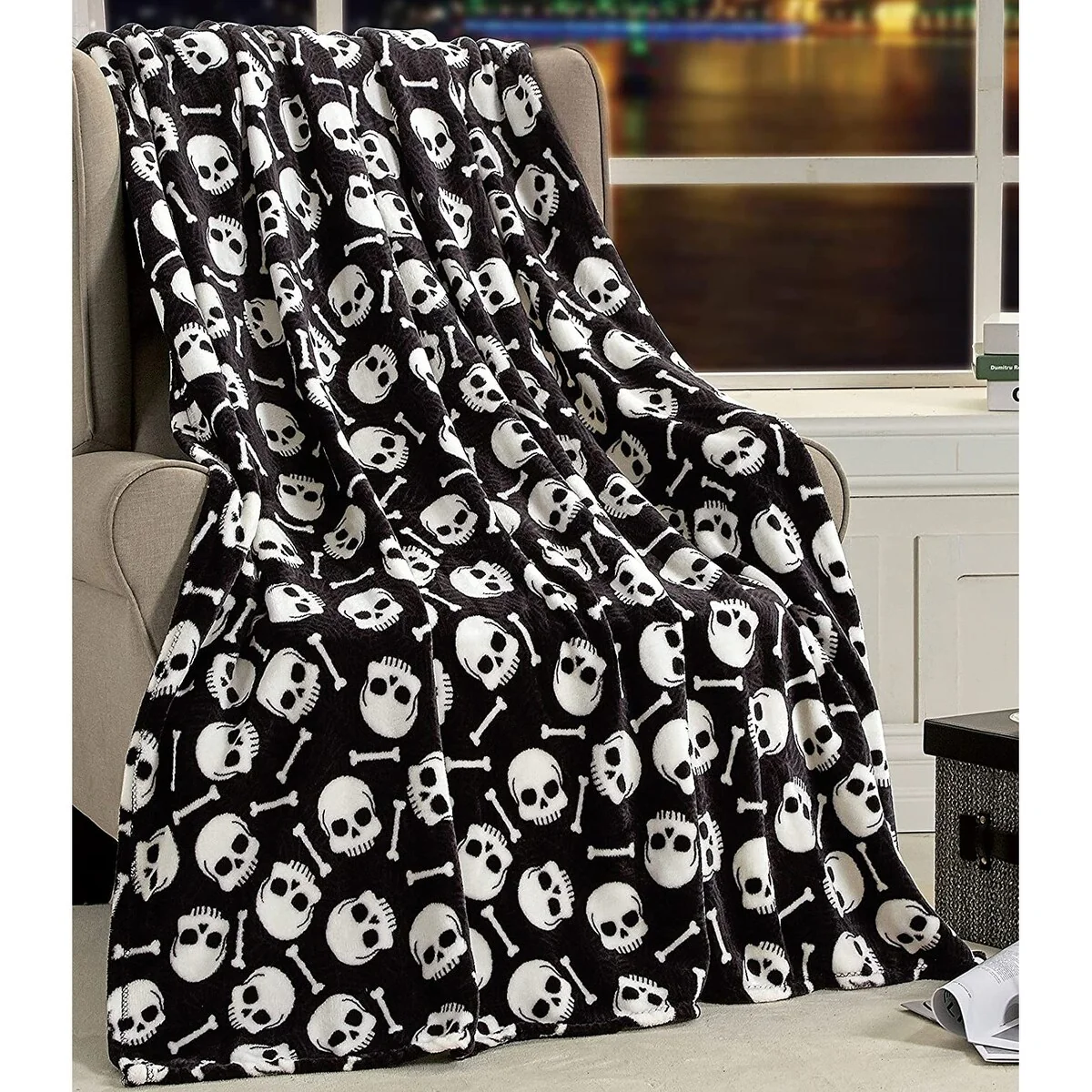 Skull & Bones by Décor&More Extra Soft Microplush Throw Blanket (50