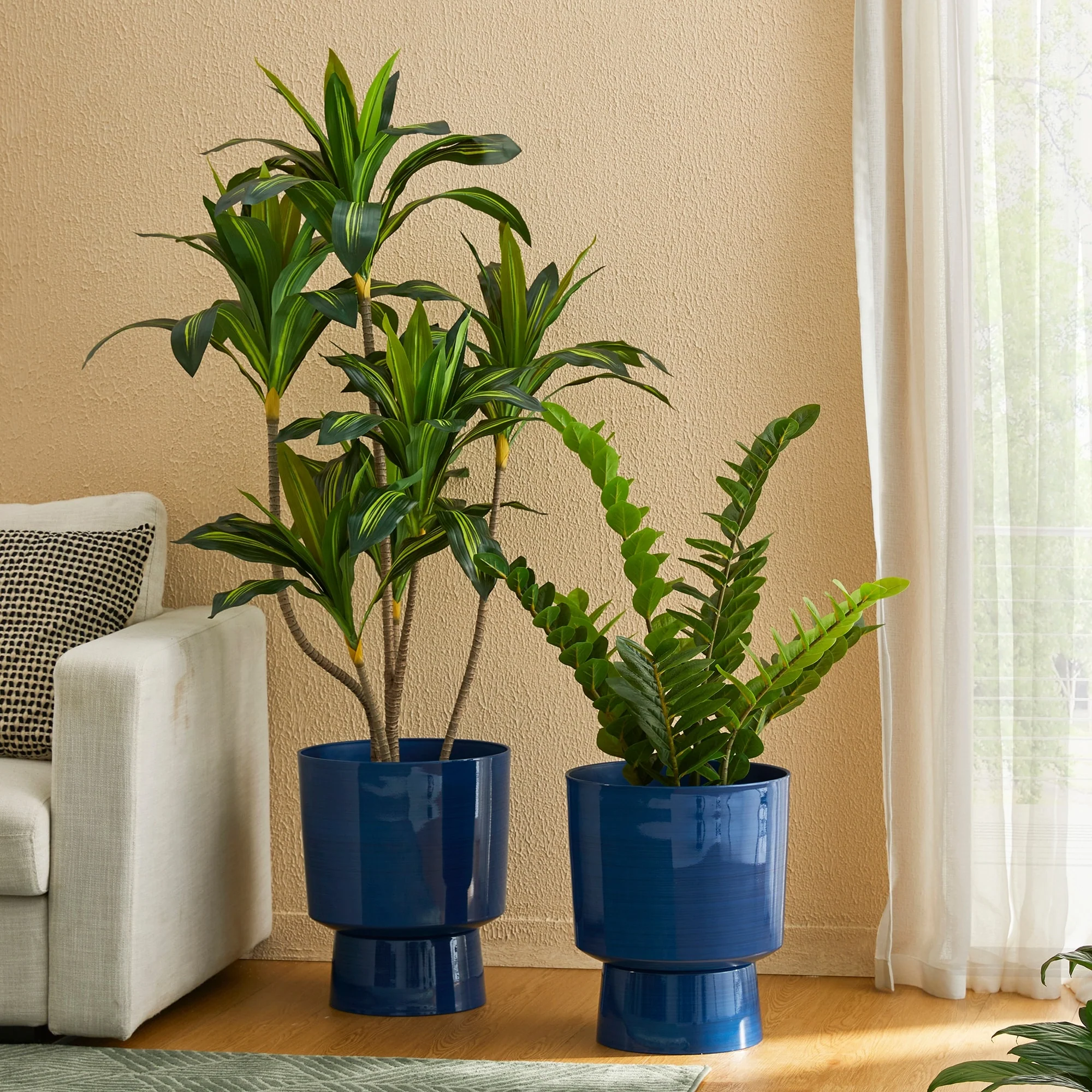 Glitzhome Set of 2 Faux Ceramic Cobalt Blue Flower Pots Urn Plastic Planter Front Porch Decor