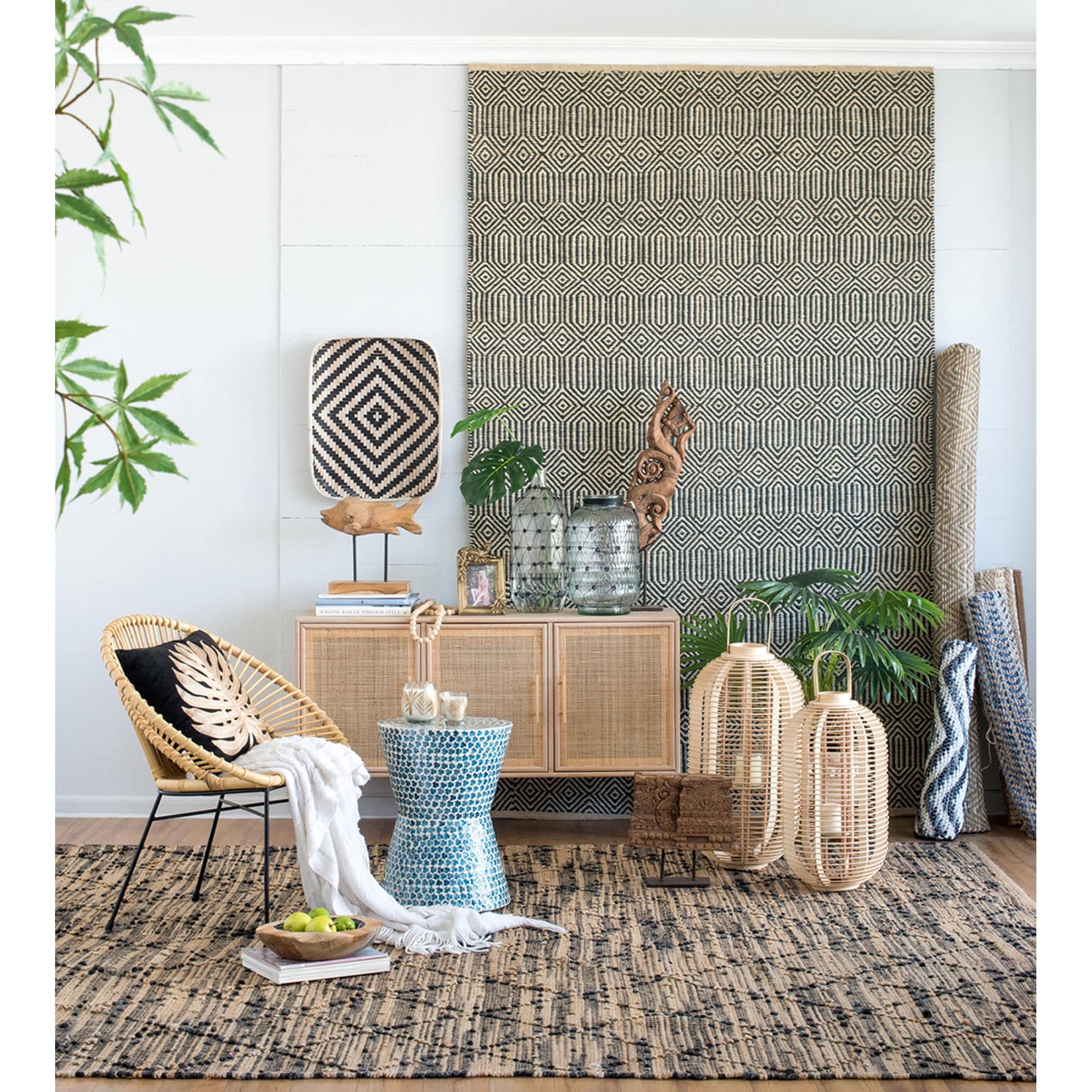 A&B Home 15-inch Clear and Black Ribbed Glass Vase with Handle