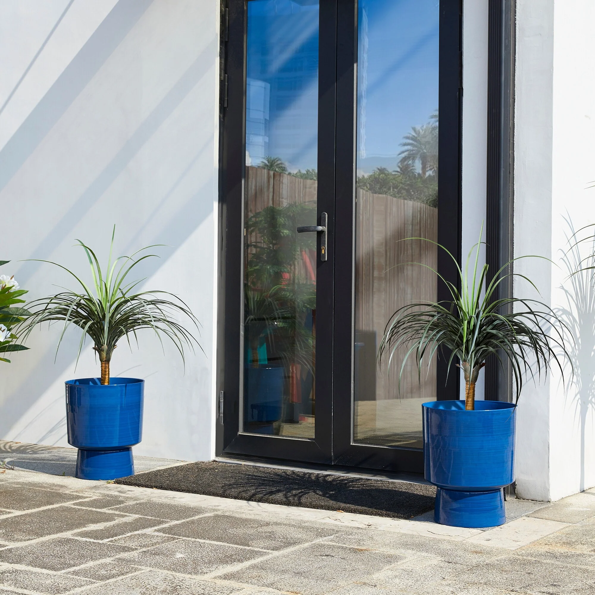 Glitzhome Set of 2 Faux Ceramic Cobalt Blue Flower Pots Urn Plastic Planter Front Porch Decor