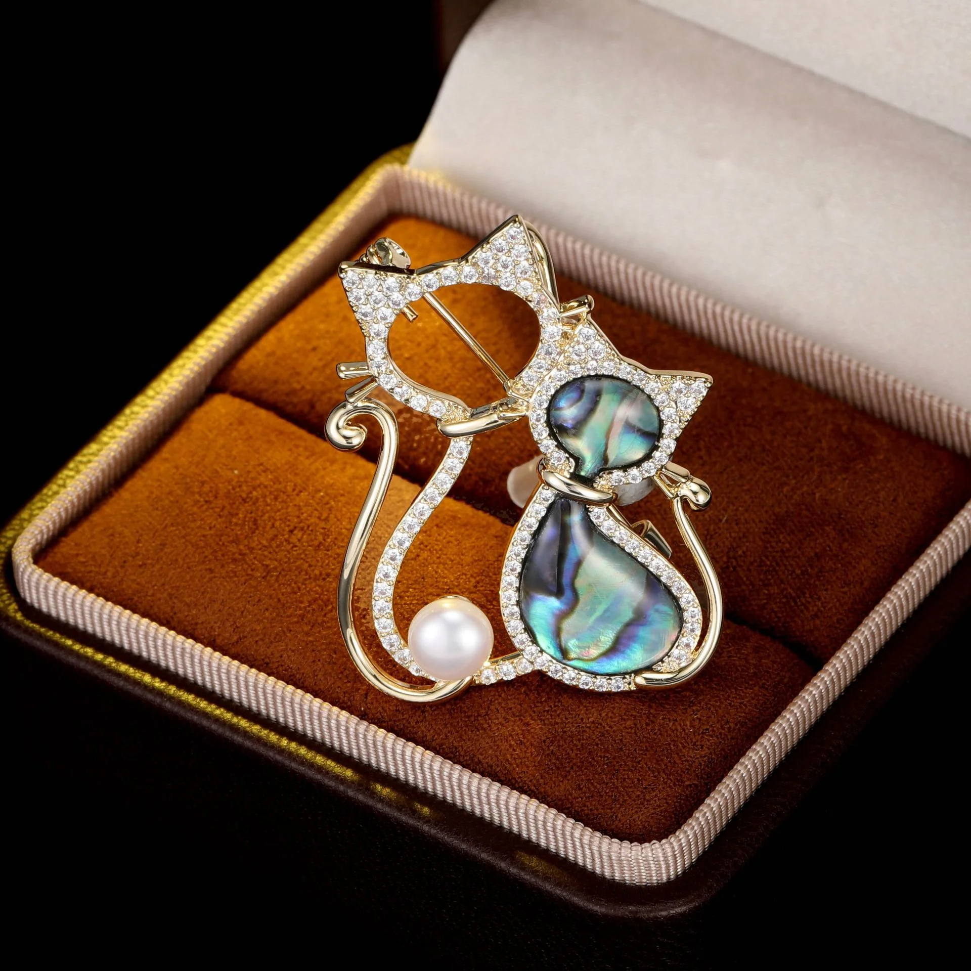 2025 Light luxury creative cute cat abalone shell freshwater pearl brooch women's exquisite fashion temperament suit coat accessories - Deanwangkt