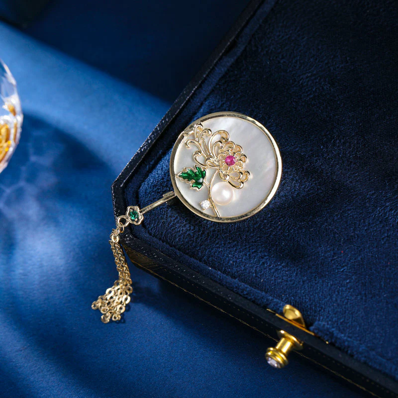 2025 Vintage Guochao Chinese trench coat with corsage fixed anti-light pin, natural fritillary chrysanthemum fringed fan brooch - Deanwangkt