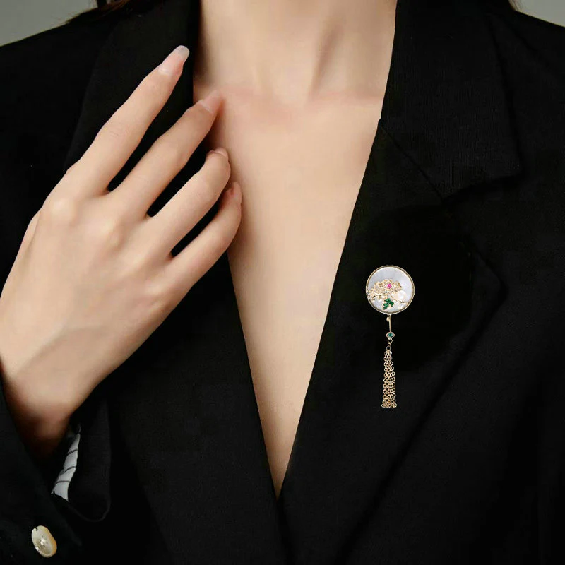 2025 Vintage Guochao Chinese trench coat with corsage fixed anti-light pin, natural fritillary chrysanthemum fringed fan brooch - Deanwangkt