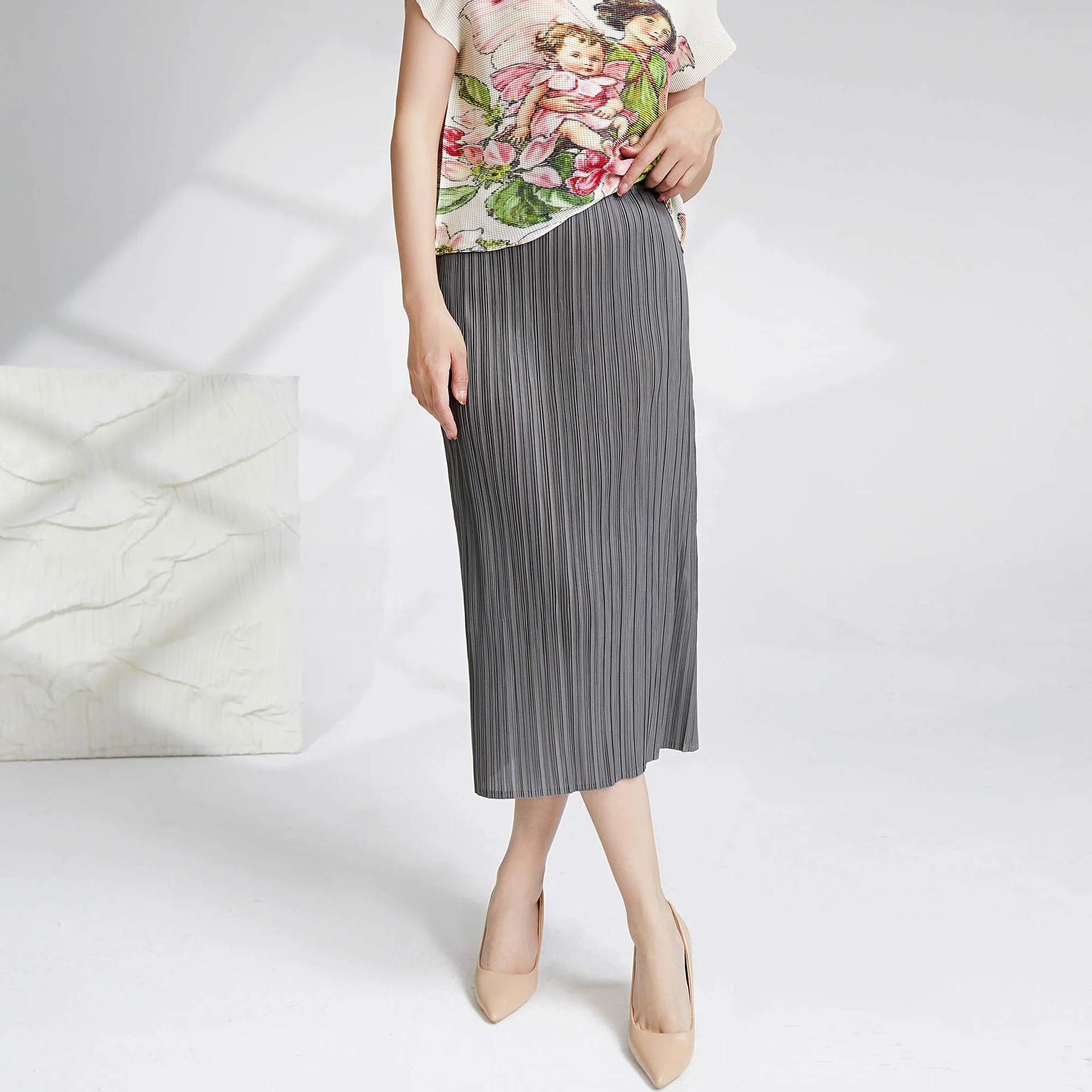 2025 Miyake simple hip-wrapped skirt women's summer new high-waisted Japanese medium and long commuter versatile pleated straight skirt - Deanwangkt