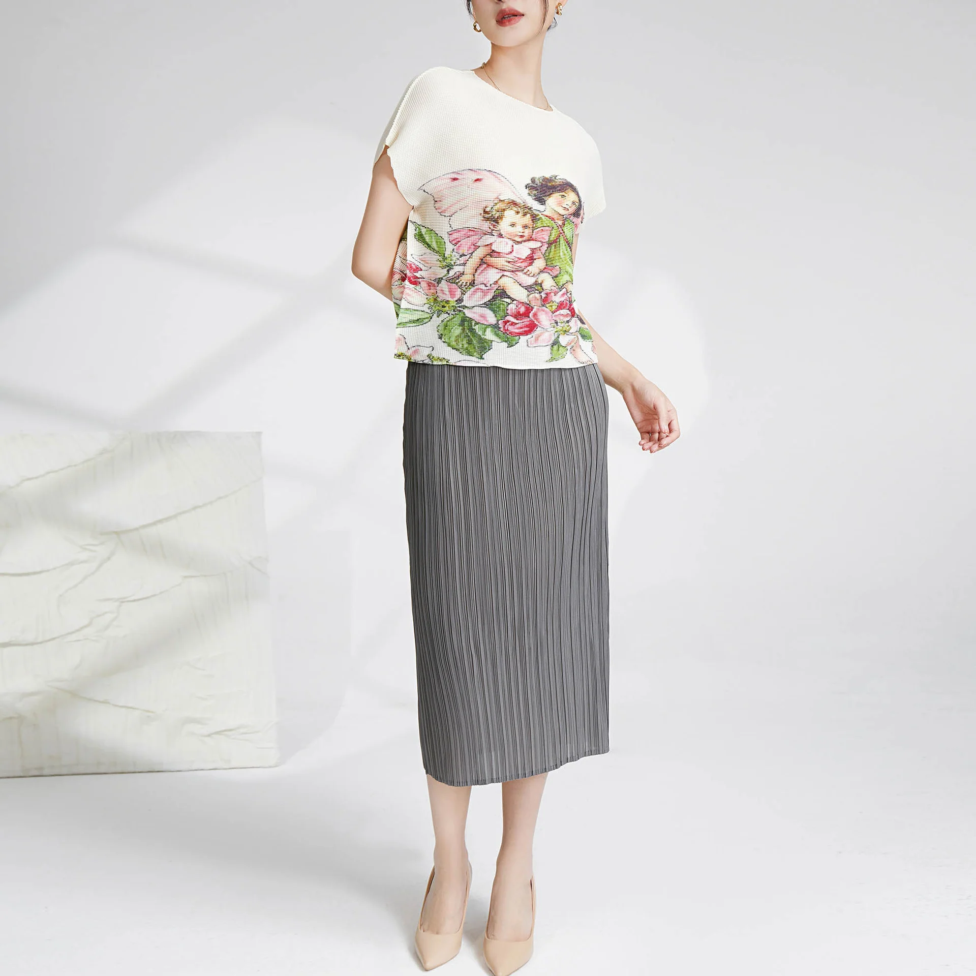 2025 Miyake simple hip-wrapped skirt women's summer new high-waisted Japanese medium and long commuter versatile pleated straight skirt - Deanwangkt