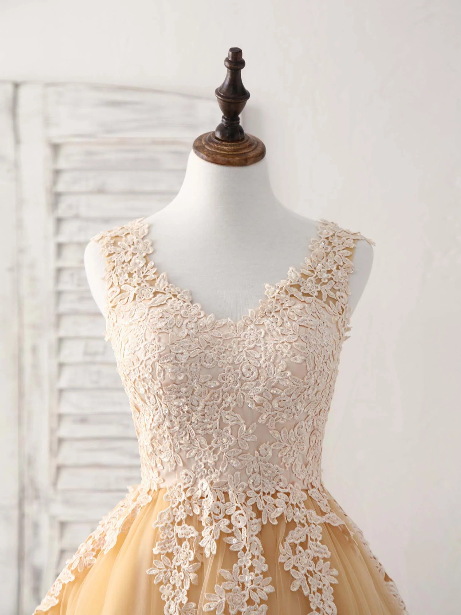 Champagne V Neck Tulle Lace Applique Short Prom Dresses - Deanwangkt
