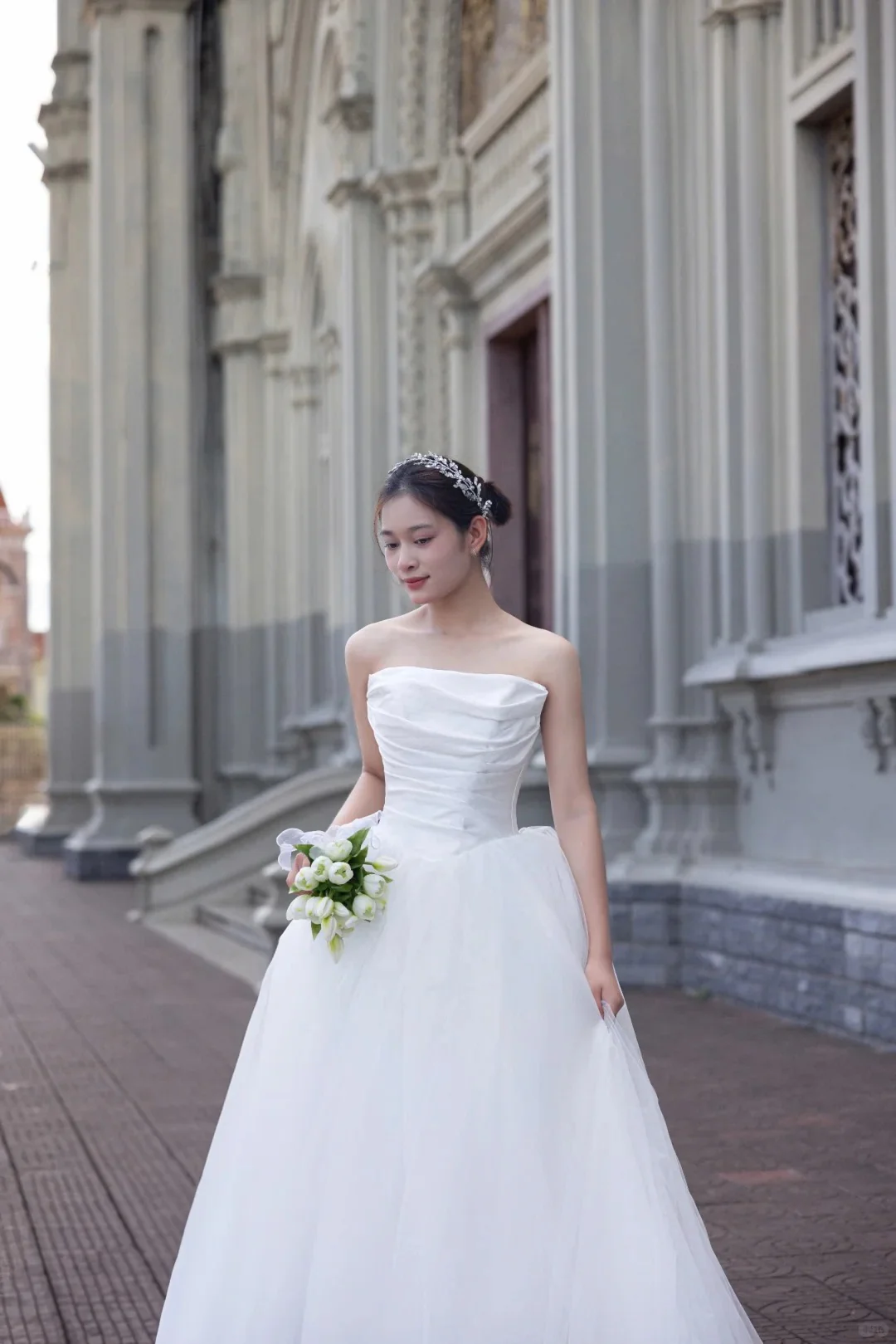 Simple Strapless Tulle Floor Length Wedding Dress Chic Sleeveless Bridal Gown DH2690 - Deanwangkt