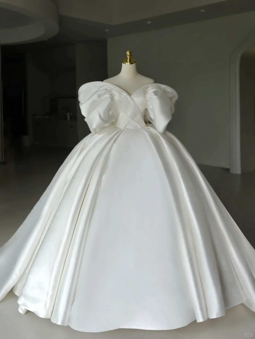 Princess Bridal Gown Ball Gown Off The Shoulder Satin Wedding Dress With White Short Sleeves Wedding Dresses Modest Wedding Gowns DH1287 - Deanwangkt