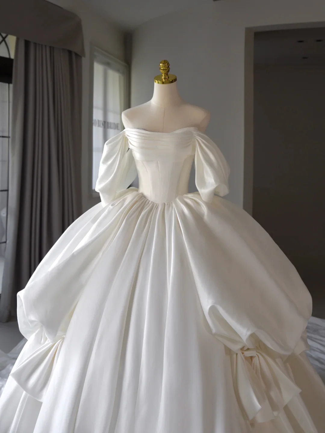 Princess Bridal Dress Ball Gown Off The Shoulder Satin Wedding Dress With Short Sleeves Wedding Dresses Modest Wedding Gowns DH1544 - Deanwangkt