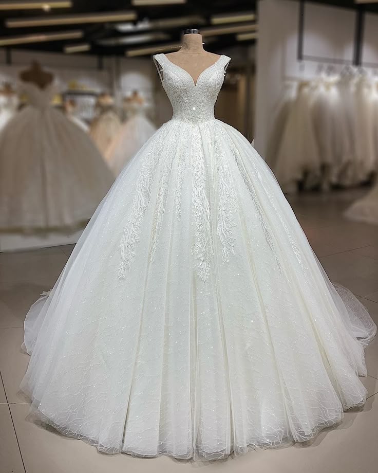 Classic Wedding Dress Ball Gown V Neck White Tulle Lace Long Wedding Dresses Dreamy Bridal Gowns DH1233 - Deanwangkt