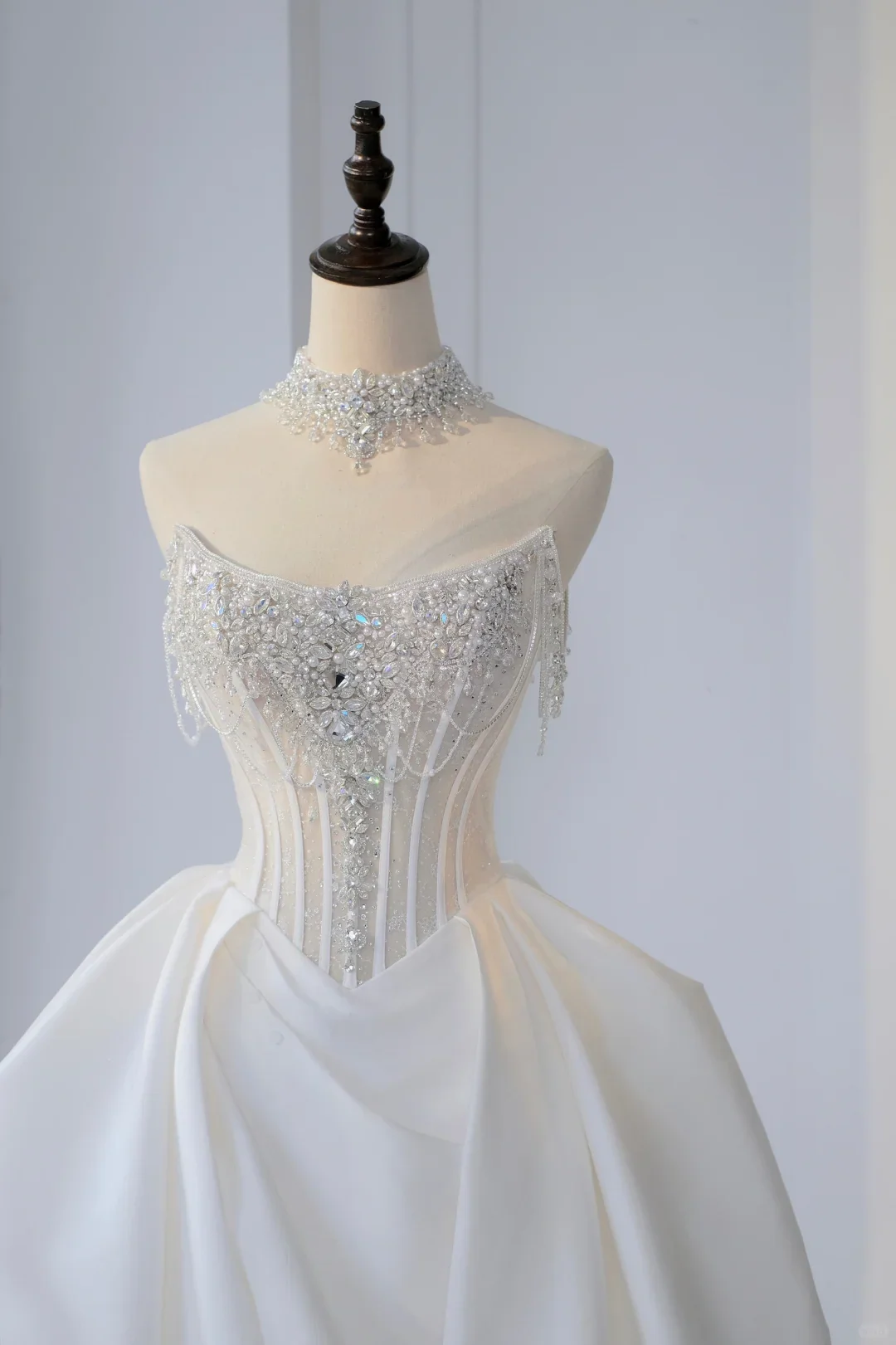 Timeless Bridal Gown Ball Gown Strapless Satin Silver Beads Sleeveless Long White Wedding Dresses Elegant Bridal Gowns DH888 - Deanwangkt