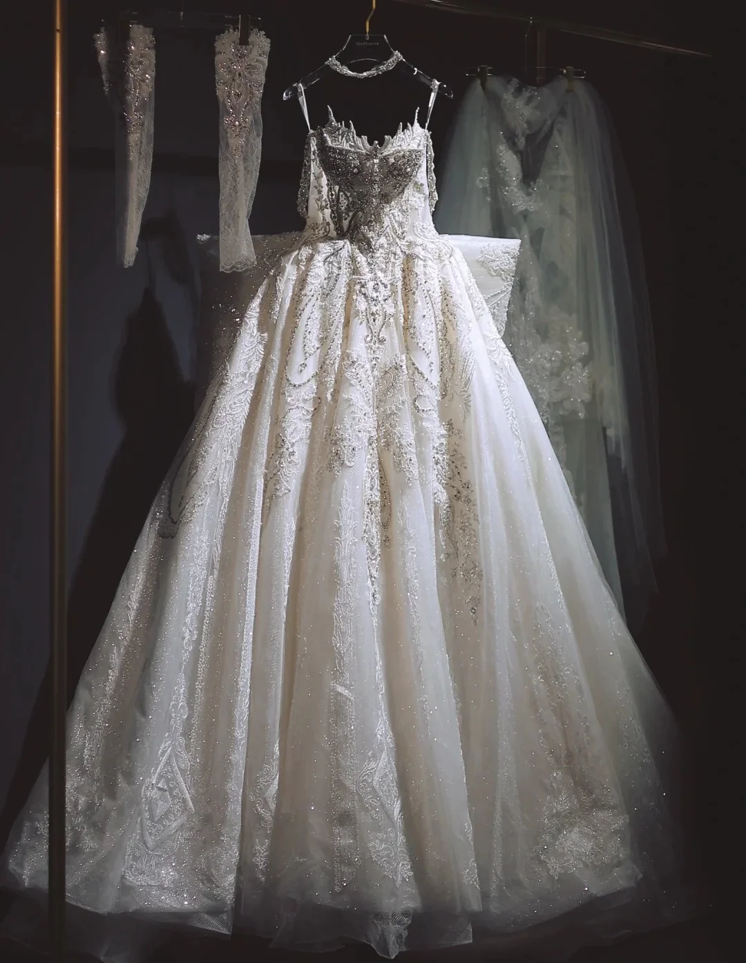 Strapless Ball Gown Tulle Beaded Luxury Wedding Dresses Sleeveless Ivory Bridal Gowns with Appliques  DP3214 - Deanwangkt