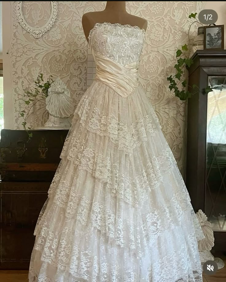 Princess Bridal Dress Ball Gown Strapless Sleeveless Lace White Appliques Wedding Dresses Pretty Bridal Gowns DH949 - Deanwangkt