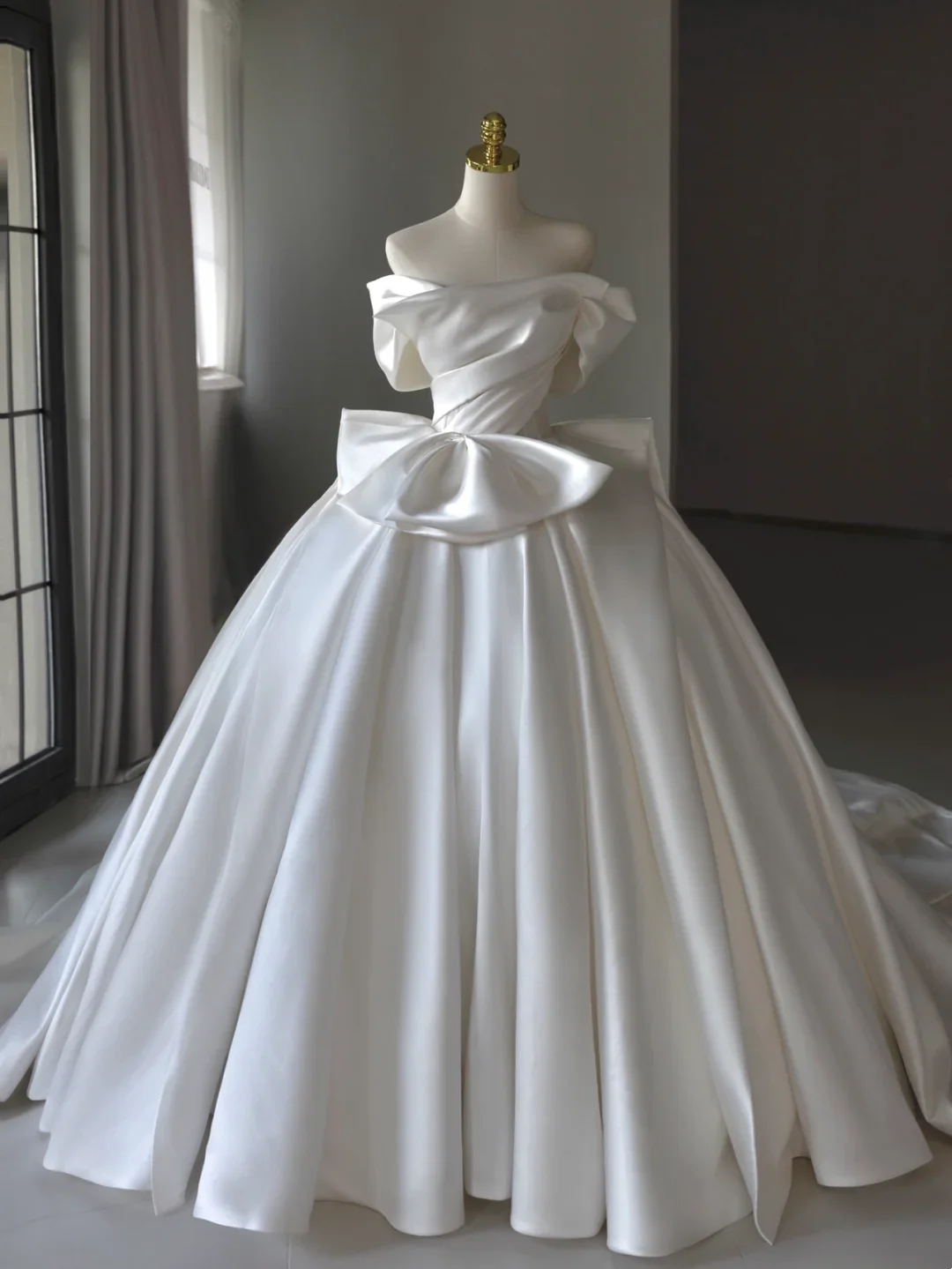 Princess Bridal Gown Ball Gown Off The Shoulder Satin Wedding Dress With White Short Sleeves Wedding Dresses Modest Wedding Gowns DH1288 - Deanwangkt