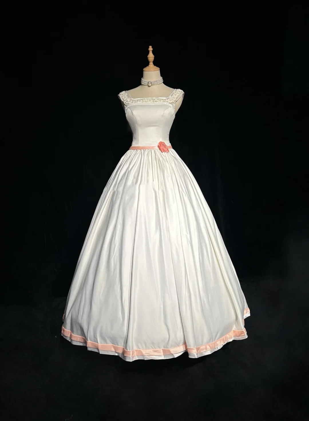 Vintage Bridal Gown Ball Gown Square Neck Sleeveless Satin Beads Long White 70s Wedding Dresses Elegant Bridal Gowns DH1102 - Deanwangkt