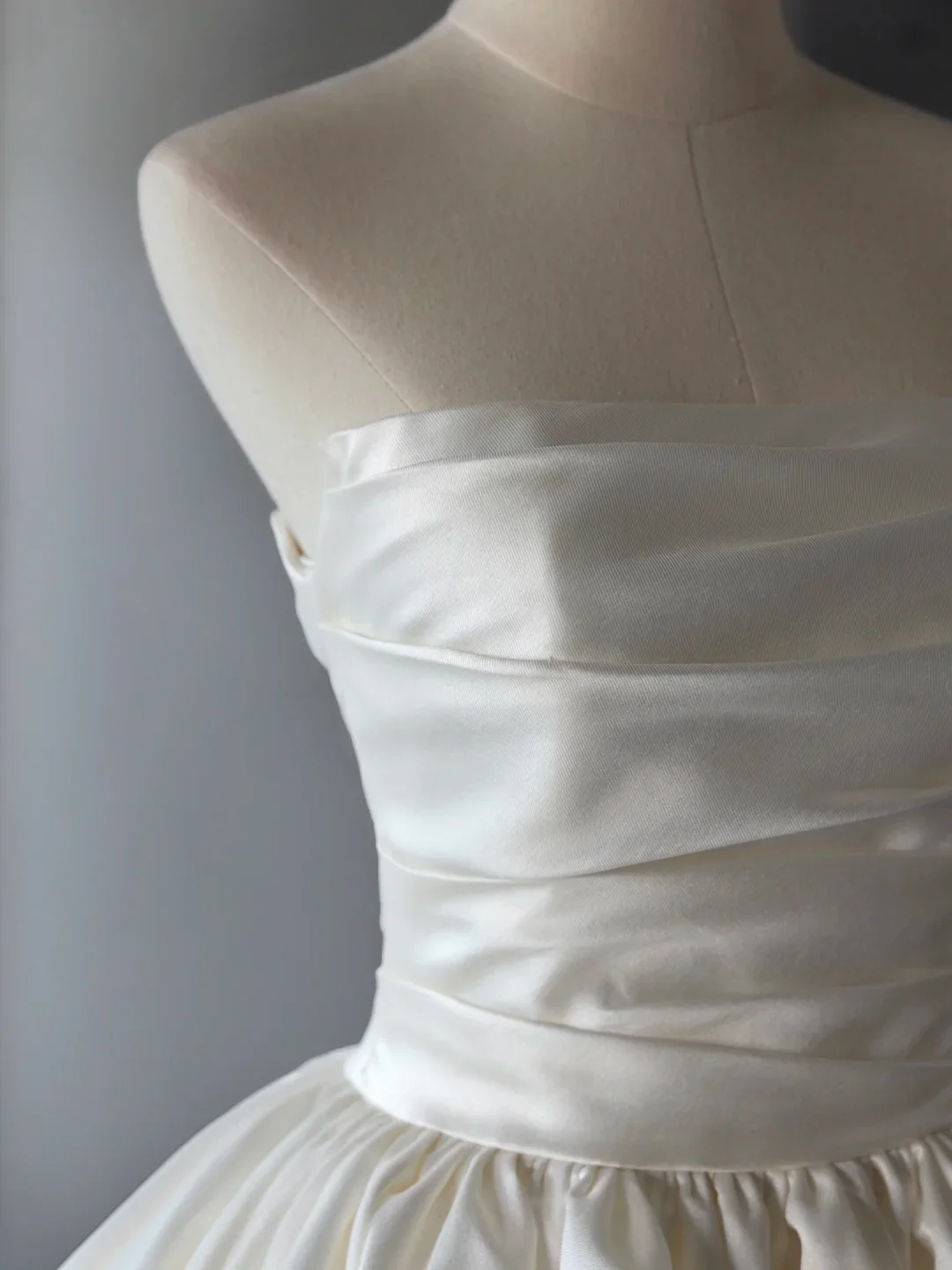 Princess Bridal Dress Ball Gown Strapless Satin Wedding Dress With Ruffles White Wedding Dresses Simple Wedding Gowns DH1552 - Deanwangkt